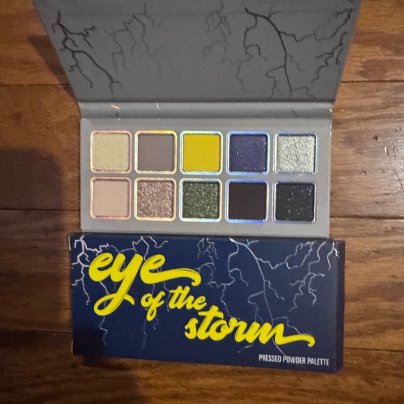 Kylie Jenner Other - Kylie Jenner Eye of the Storm Eyeshadow Palette - Mixed Shades